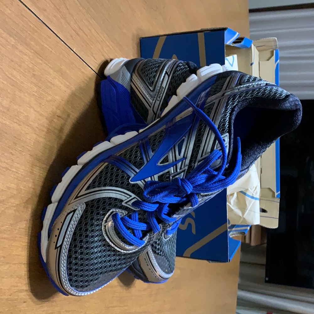 Men’s Brooks Adrenaline size 8 athletic shoes